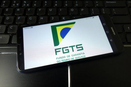 celular com a tela em uma imagem com o logo do FGTS