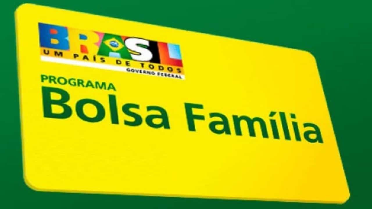 fundo na cor verde e um cartão na cor amarela escrito Brasil e Bolsa Família